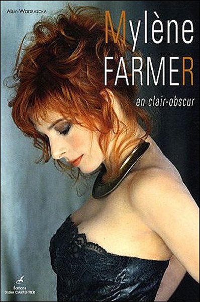 Mylène Farmer en clair-obscur